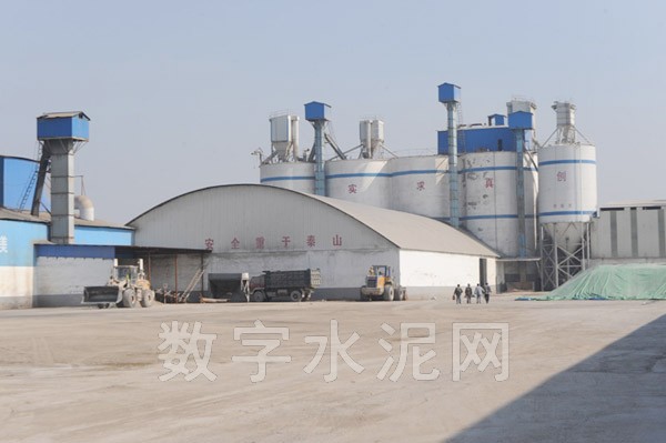 鸿诚水泥是新建的企业，于2010年6月投产，年产120万吨粉磨站