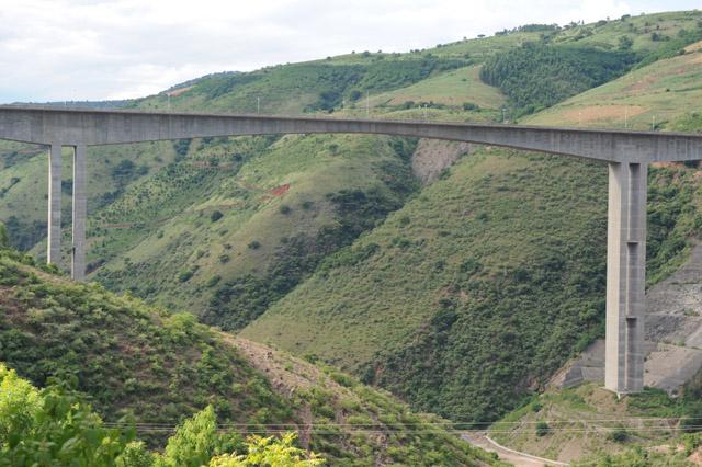 壮观的红河桥是架桥施工队伍的骄傲,也渗透着