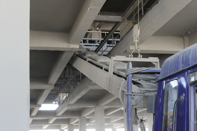 袋装水泥正在装车_数字水泥网