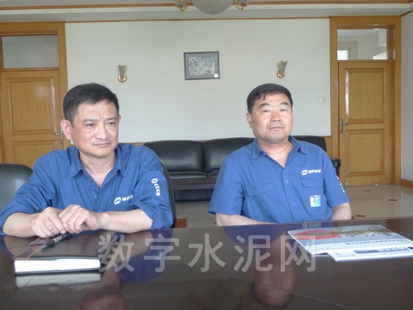 天津振兴水泥有限公司总经理尹靖华(右)